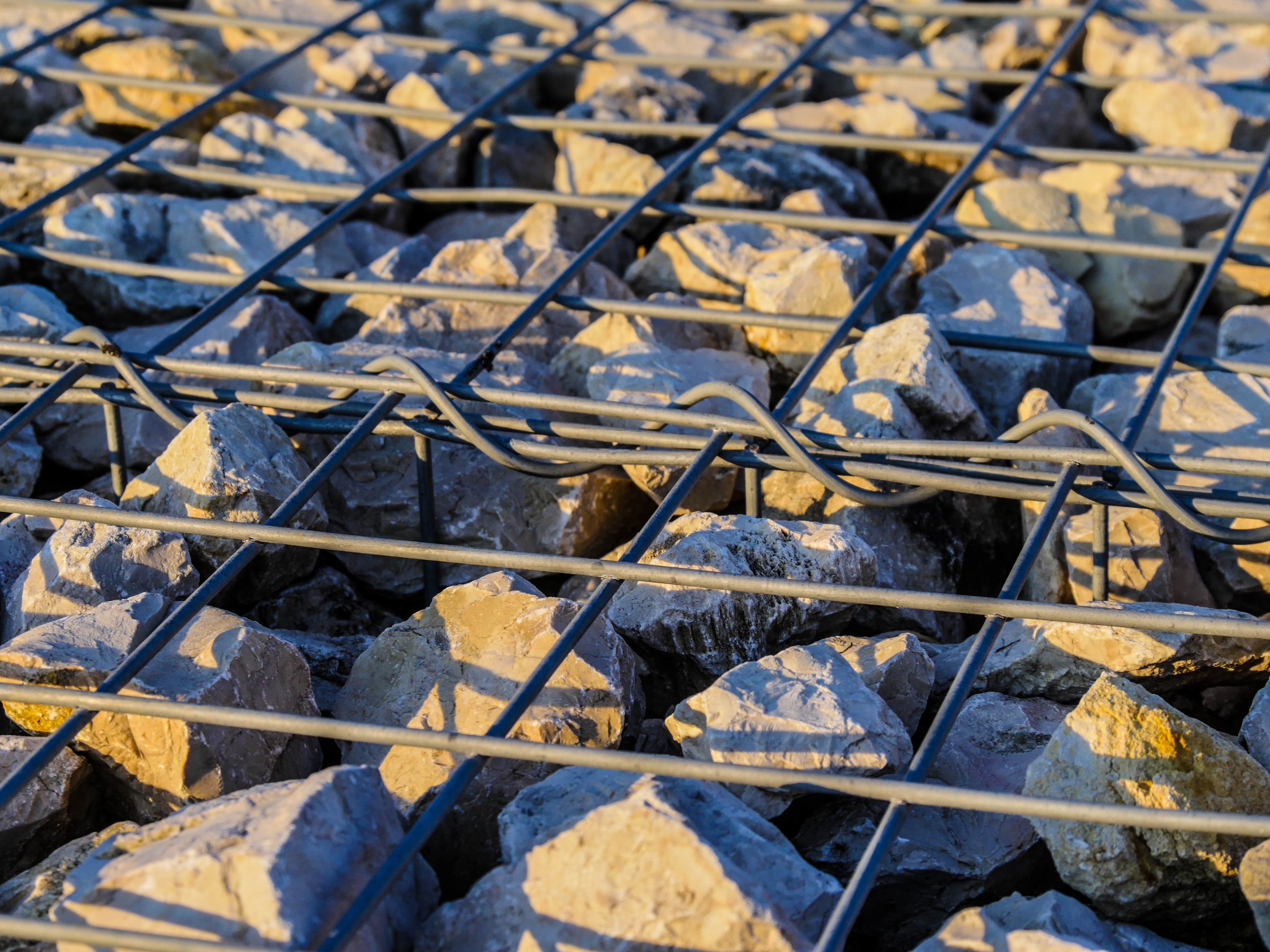 Gabion en fil métallique rempli de pierres, illustrant le travail du fil et les solutions de clôture proposées par Metalyance
