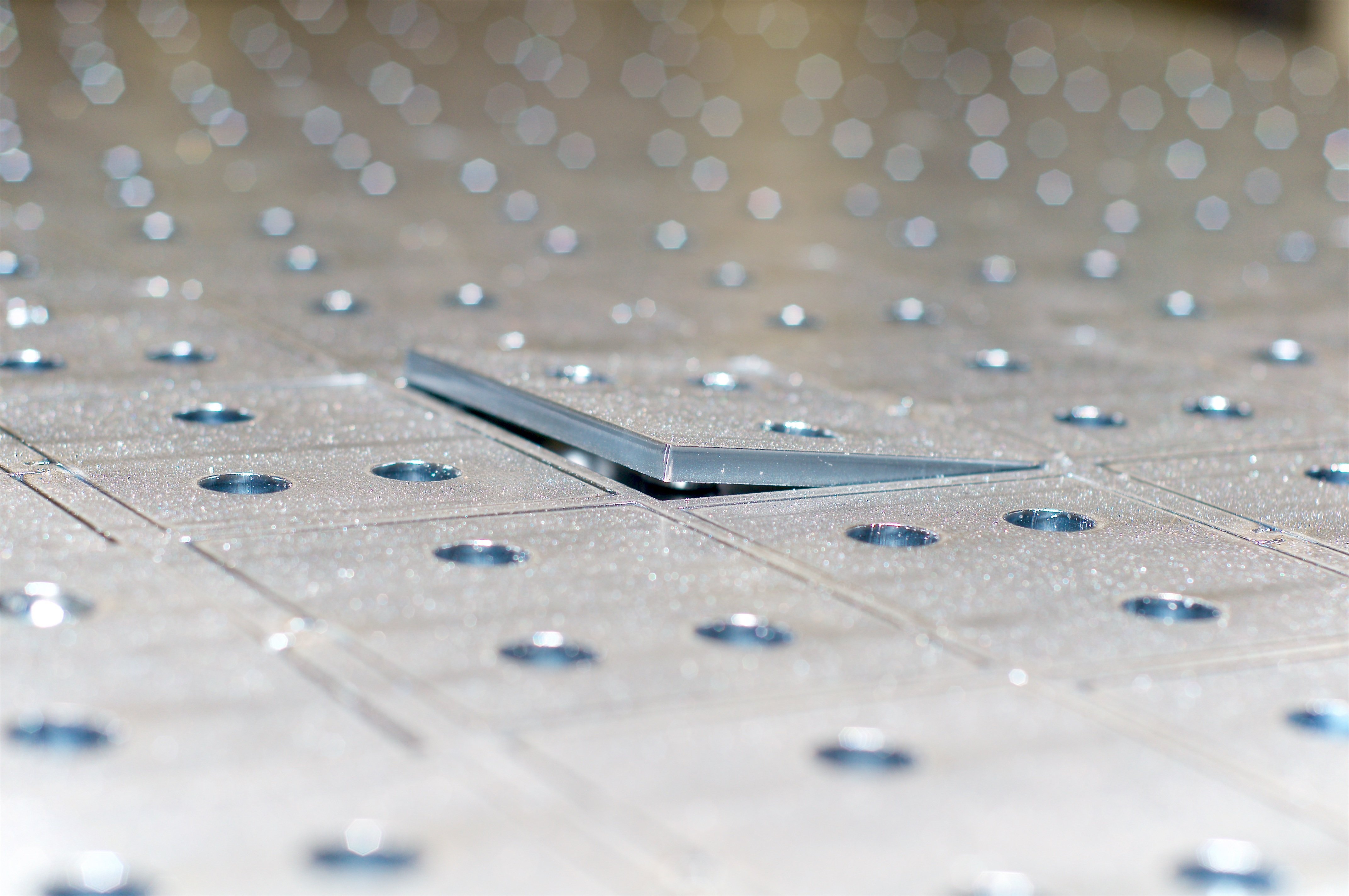 Pièce métallique usinée sur table de précision, représentant la qualité et la réactivité des partenaires de Metalyance